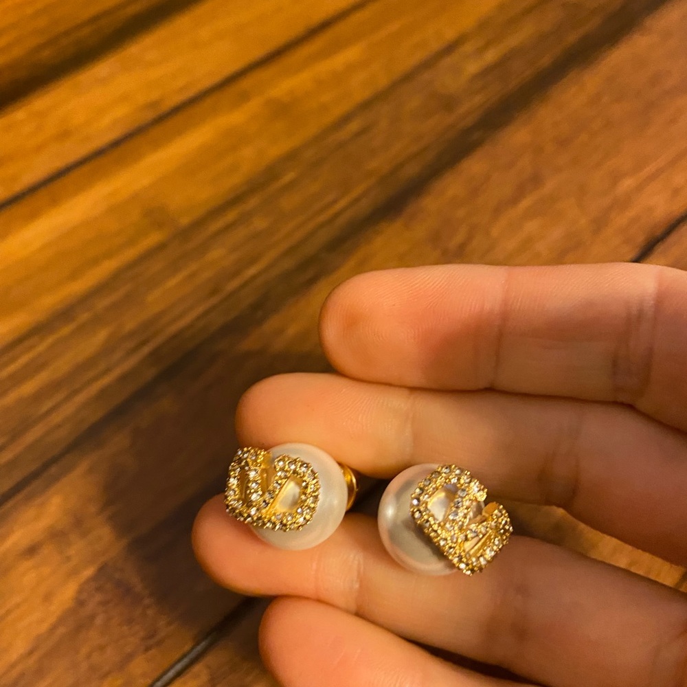 Big pearls V logo gold covered earrings
